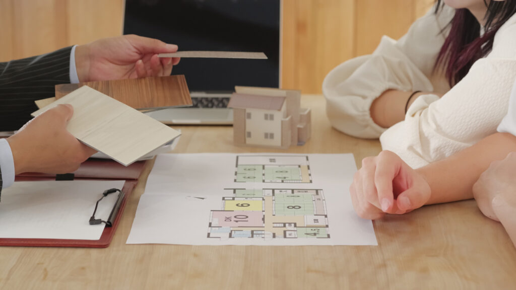間取り図を確認する夫婦